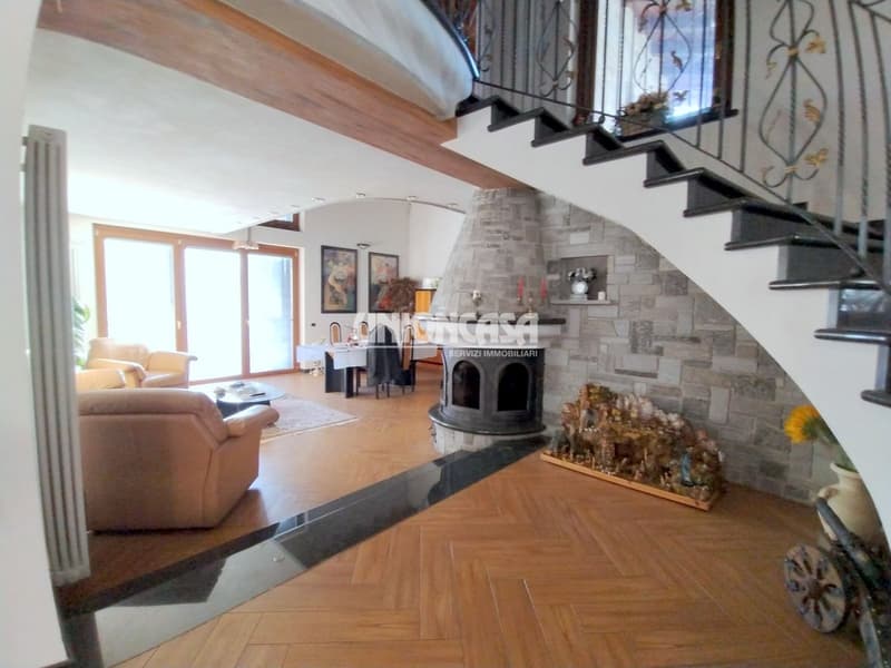 Elegante Villa Indipendente a Solbiate – 5.5 Locali con Giardino e Garage (12)