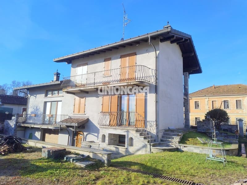 Elegante Villa Indipendente a Solbiate – 5.5 Locali con Giardino e Garage (2)