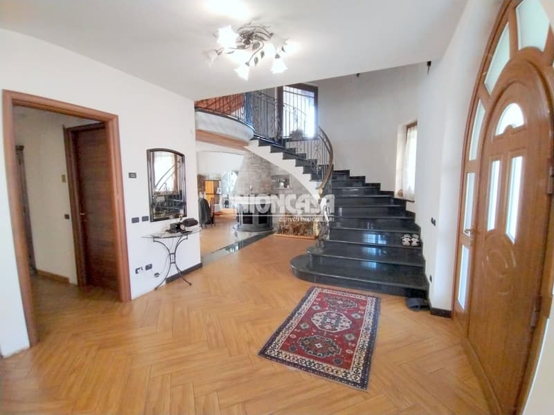 Elegante Villa Indipendente a Solbiate – 5.5 Locali con Giardino e Garage (11)