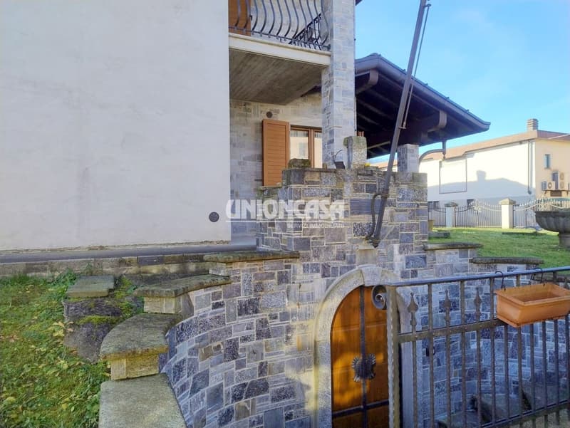Elegante Villa Indipendente a Solbiate – 5.5 Locali con Giardino e Garage (3)