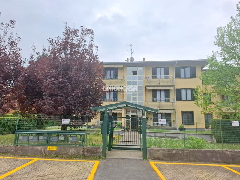 Appartamento di 3.5 locali con balcone e garage a Malnate (2)