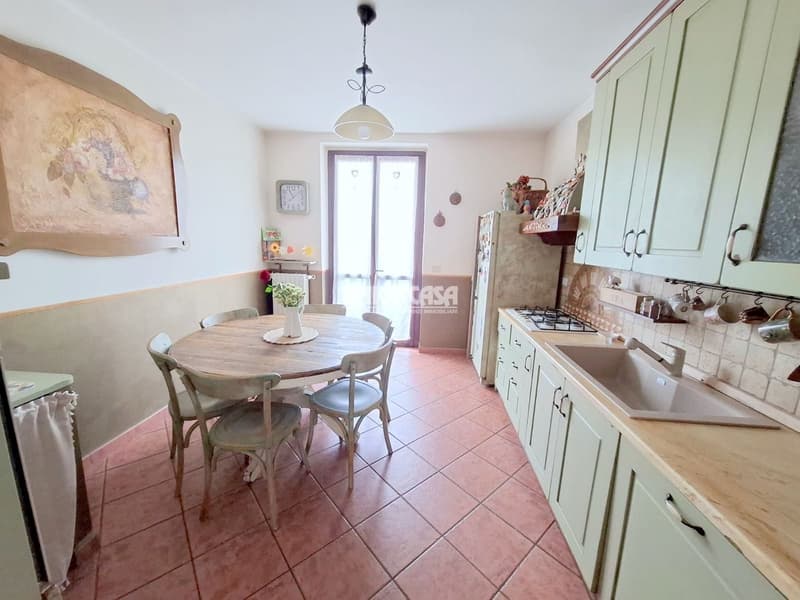 Appartamento di 3.5 locali con balcone e garage a Malnate (14)