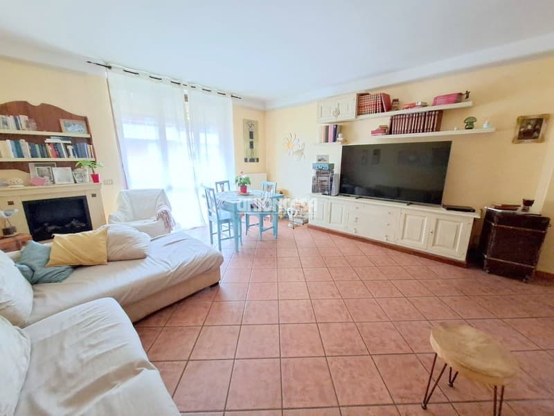 Appartamento di 3.5 locali con balcone e garage a Malnate (15)