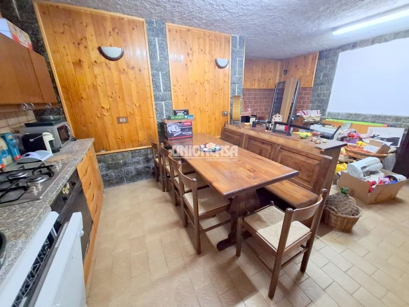 Casa Indipendente con Giardino e Garage a Bizzarone (21)