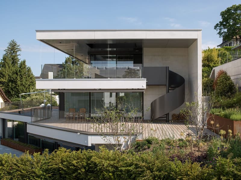 Moderne Architektur, grosszügige Glasfronten und elegante Terrassen schaffen ein exklusives Wohngefühl mit viel Licht und Privatsphäre. Die Villa vereint zeitloses Design, hochwertige Bauweise und ruhige Lage nahe dem Zürichsee.