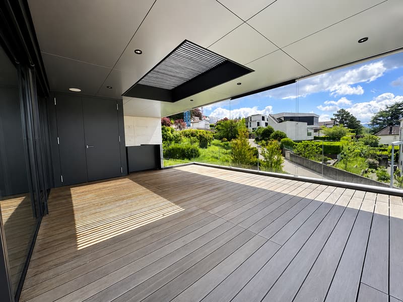 Diese exklusive, überdachte Terrasse im privilegierten Wohnquartier von Goldbach vereint modernes Design und hochwertige Materialien.