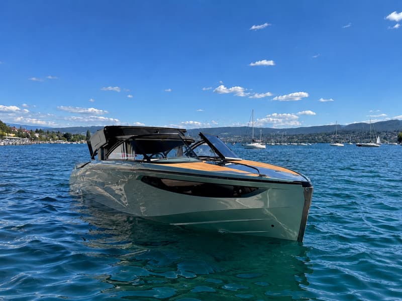 Zur Villa kann ein gedeckter Bootsplatz im Zürcher Seefeld inklusive modernem Luxusboot dazugekauft werden, für stilvolle Tage auf dem Zürichsee.