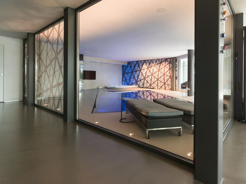 Moderner Wellnessbereich mit Pool, Whirlpool, Sauna und Fitnessraum