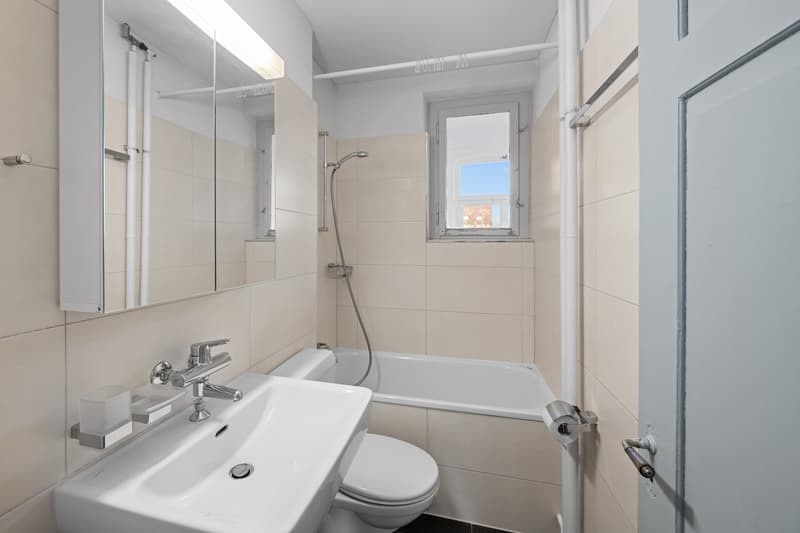 Sonnige Dachwohnung mit charmantem Altbauflair (8)