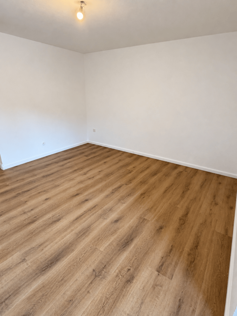 Studio entièrement rénové au centre du village (2)