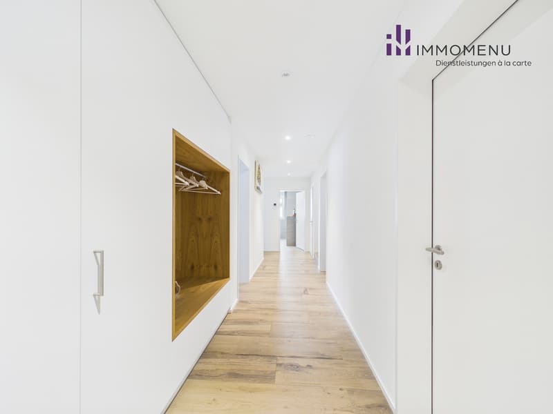 Moderne 4.5-Zimmer-Maisonettewohnung mit Süd-Garten und Bergsicht (8)