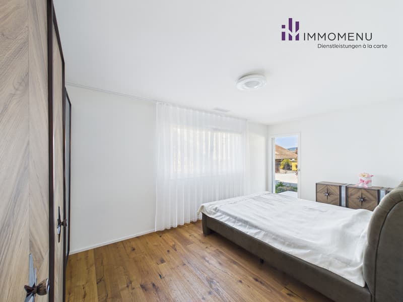 Moderne 4.5-Zimmer-Maisonettewohnung mit Süd-Garten und Bergsicht (10)
