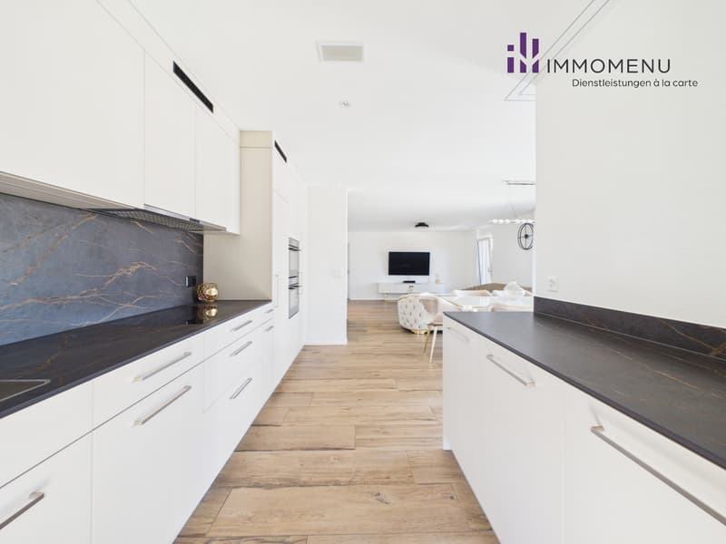 Moderne 4.5-Zimmer-Maisonettewohnung mit Süd-Garten und Bergsicht (2)