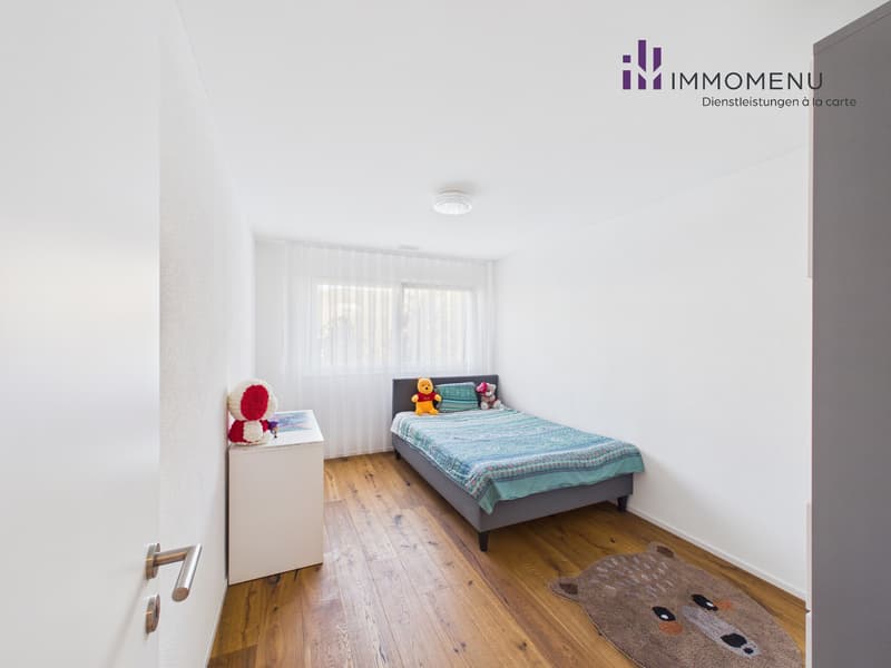 Moderne 4.5-Zimmer-Maisonettewohnung mit Süd-Garten und Bergsicht (9)