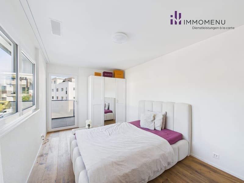Moderne 4.5-Zimmer-Maisonettewohnung mit Süd-Garten und Bergsicht (7)