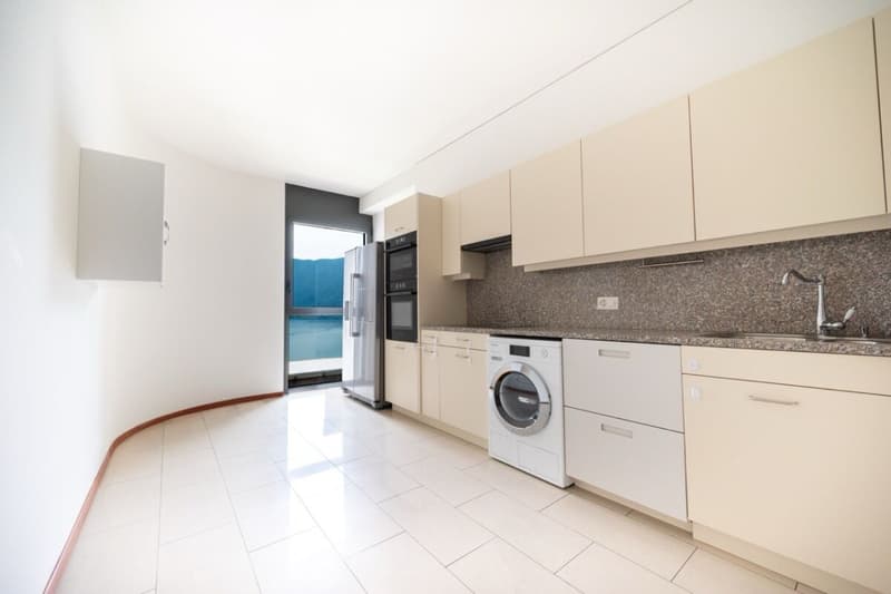 Prestigioso appartamento vista lago a due passi dal centro (7)