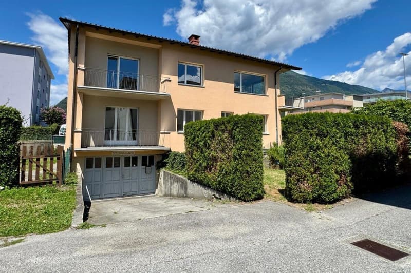 Casa bifamiliare con ampi spazi, garage ed atelier (4)