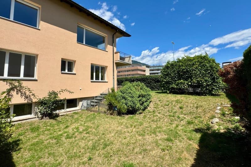 Casa bifamiliare con ampi spazi, garage ed atelier (3)