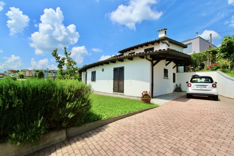 Bella villa con giardino e vista aperta sui vigneti (5)