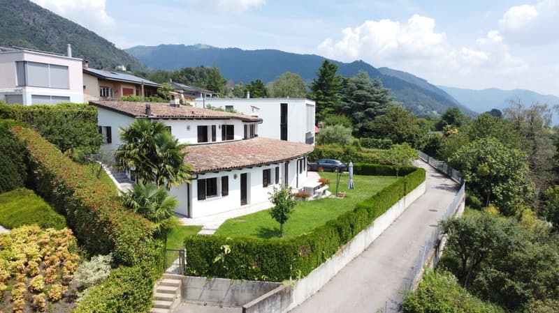 Bella villa con giardino e vista aperta sui vigneti (3)