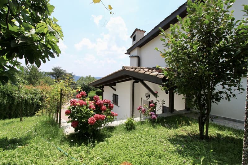 Bella villa con giardino e vista aperta sui vigneti (9)
