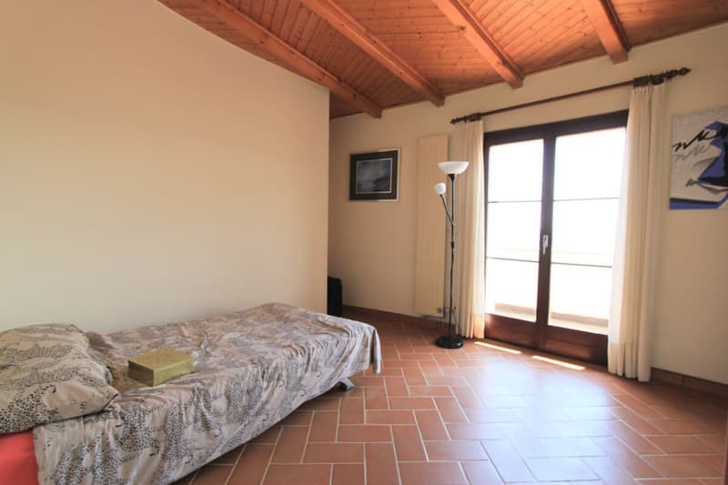 Bella villa con giardino e vista aperta sui vigneti (16)