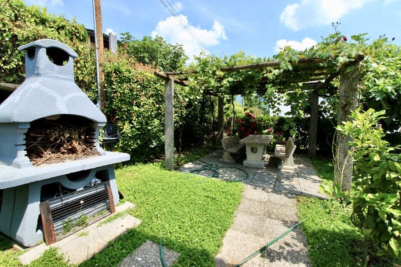 Bella villa con giardino e vista aperta sui vigneti (12)