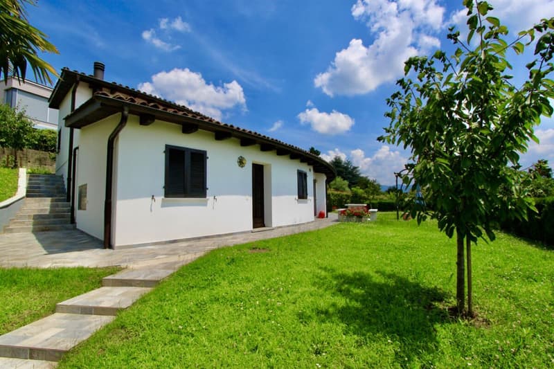 Bella villa con giardino e vista aperta sui vigneti (7)