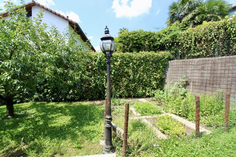 Bella villa con giardino e vista aperta sui vigneti (13)