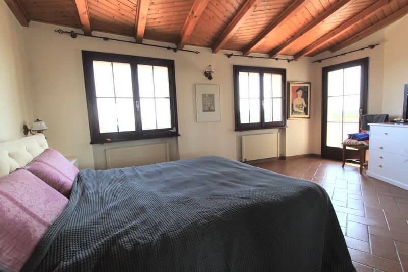 Bella villa con giardino e vista aperta sui vigneti (15)