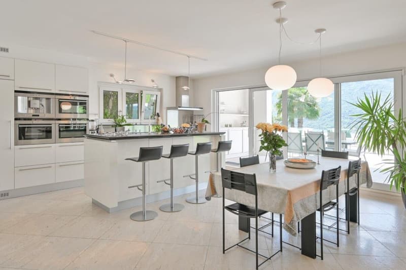 Stunning villa with Mediterranean charm, swimming pool and fantastic lake views (8)