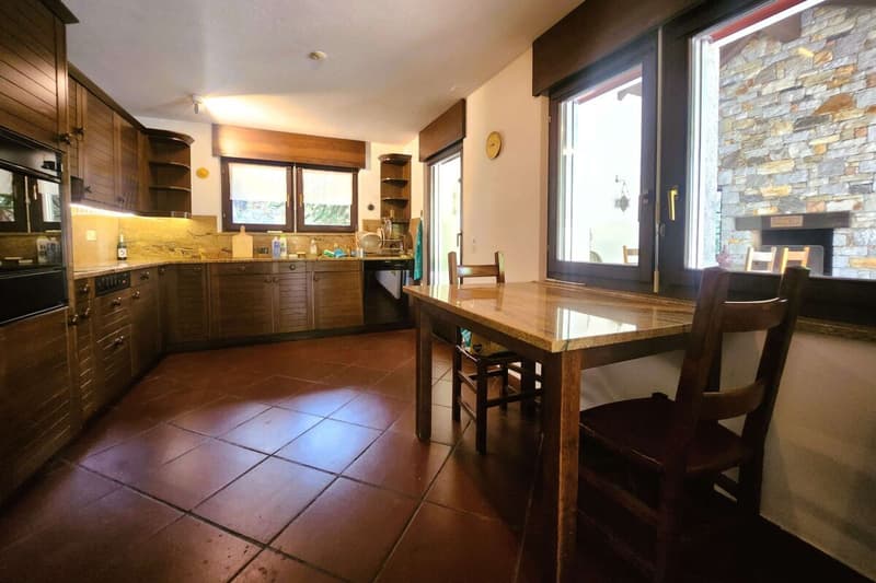 Einfamilienhaus mit grossem spektakulärem Garten (8)