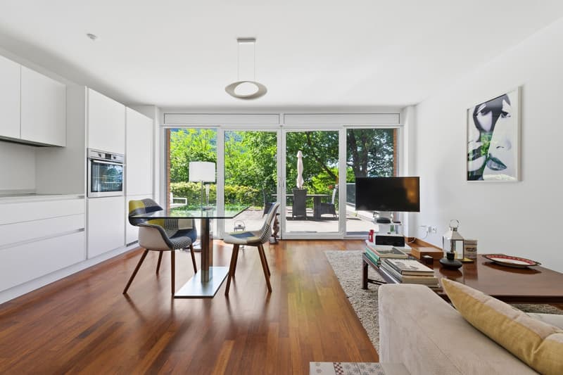 Contemporary living with spacious terrace in a green setting (2)