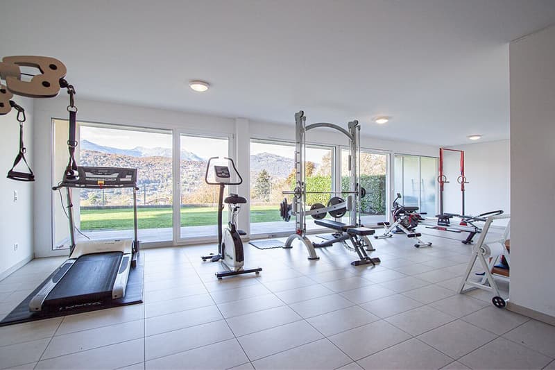 Modern apartment in a residence with swimming pool, sauna, and gym. (10)