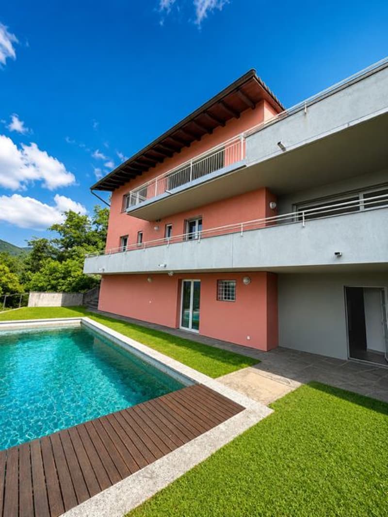 Exklusive Villa mit direktem Seeanstoss – Zeitlose Eleganz an einer der begehrtesten Lagen des Luganersees (8)