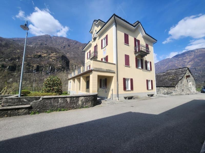 Historic multi-family house with rustic building in the heart of Avegno (3)