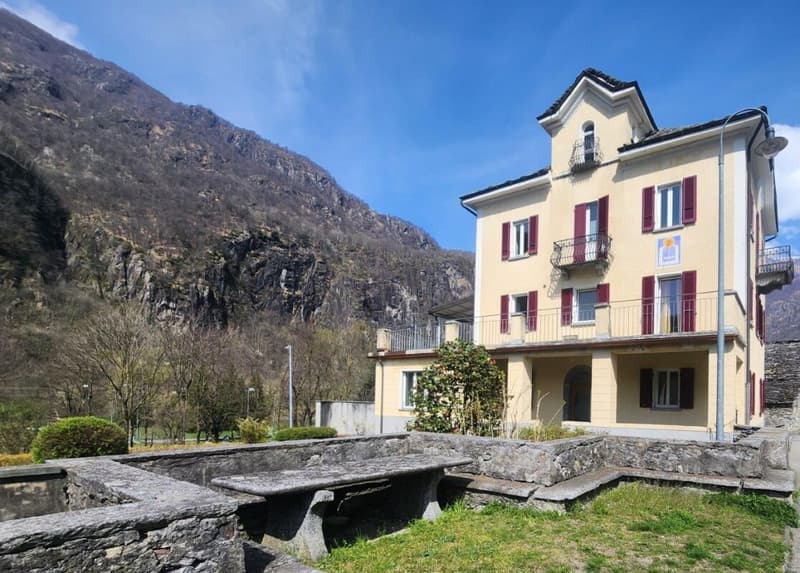 Historic multi-family house with rustic building in the heart of Avegno (12)