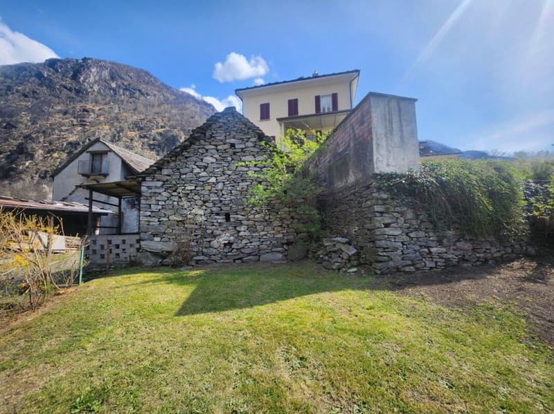 Historic multi-family house with rustic building in the heart of Avegno (2)