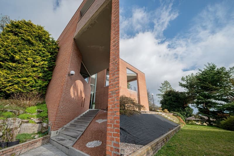 Iconic architectural villa with panoramic views (20)
