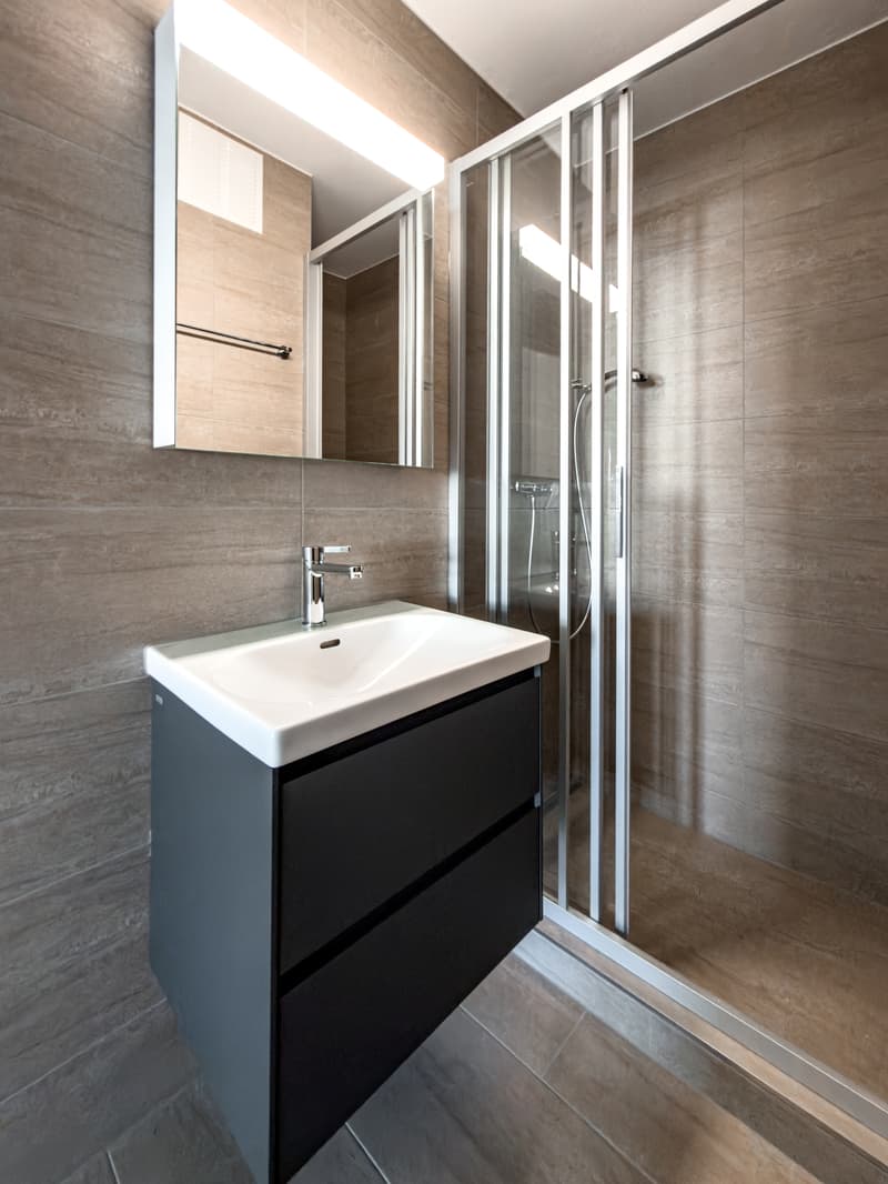 Helle komplett neu renovierte 3.5 Zimmer Maisonette im 2. OG (3)