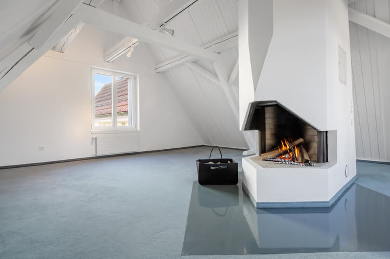 Dachgeschoss des Hauses mit Kamin