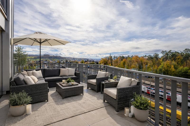 Grosszügige Terrasse mit Sonne den ganzen Tag