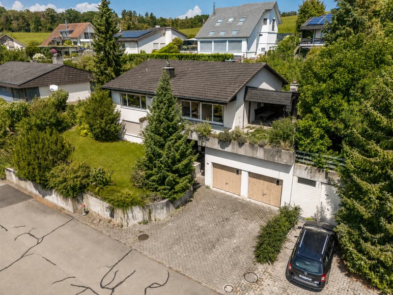 Grosszügiges Einfamilienhaus mit Garten und Doppelgarage
