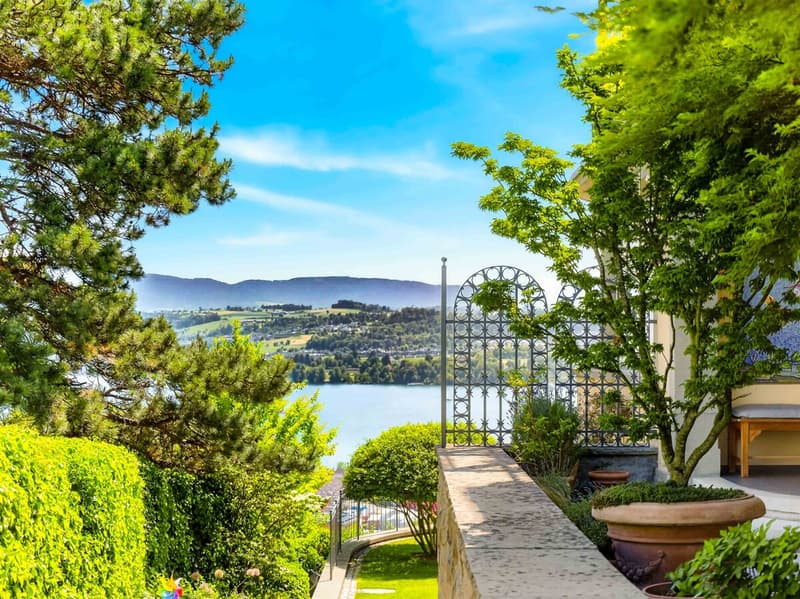 Stilvolle Villa in bester Lage mit See- und Bergpanorama (1)