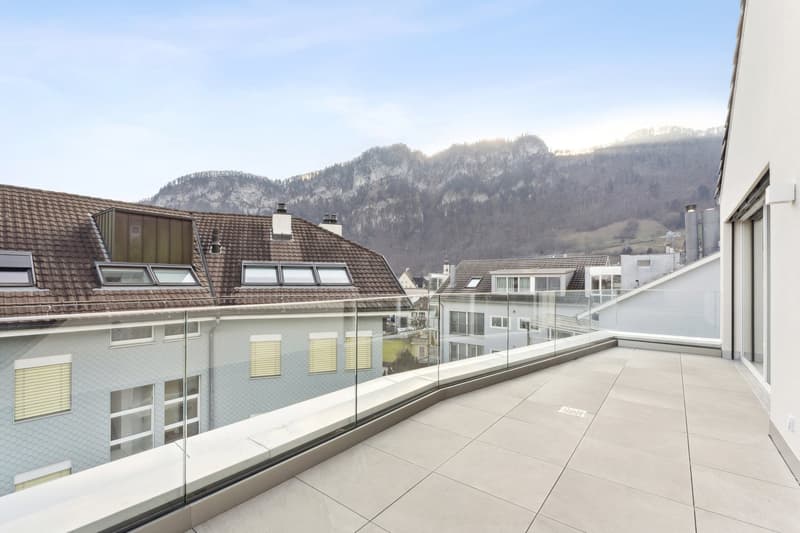 Exklusive 5.5-Zimmer-Attikawohnung in Hergiswil – Neubau mit Bergblick (4)