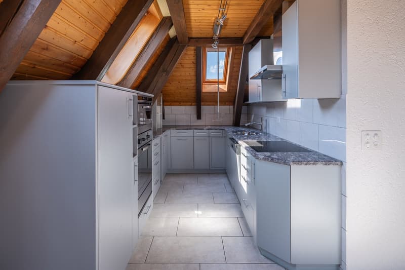 Charmante 3.5-Zimmer-Dachwohnung mit Cheminée und Balkon (8)