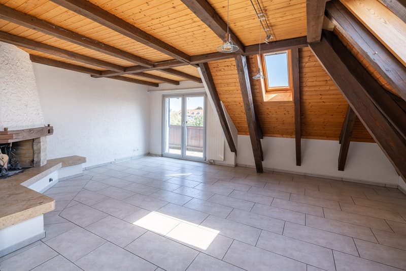 Charmante 3.5-Zimmer-Dachwohnung mit Cheminée und Balkon (7)