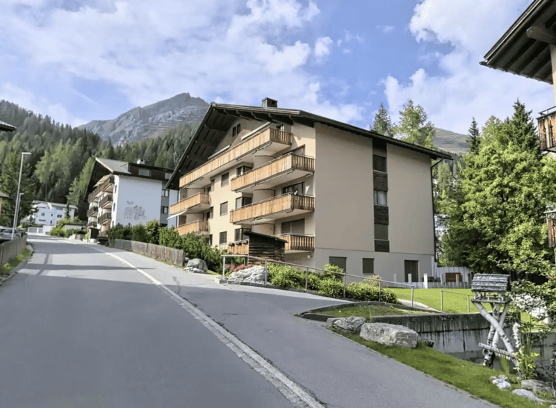 Charmante 2-Zimmer-Wohnung mit Balkon und Garage in Davos Platz (2)