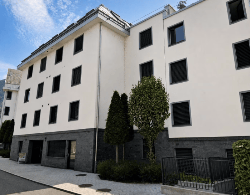 Modernes Mehrfamilienhaus an ruhiger Lage in Galgenen – 12.5 Zimmer sofort verfügbar (2)