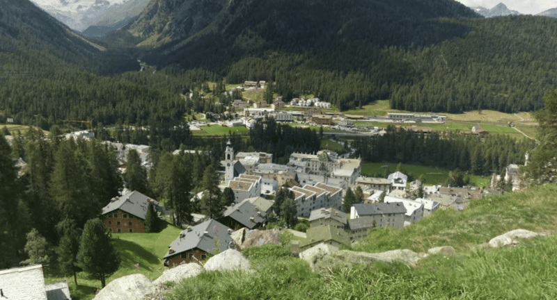 Charmante 2.5-Zimmer-Wohnung mit Balkon und herrlicher Aussicht in Pontresina (2)